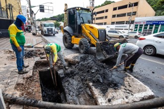 Força-tarefa limpa bocas de lobo na região central de Cuiabá