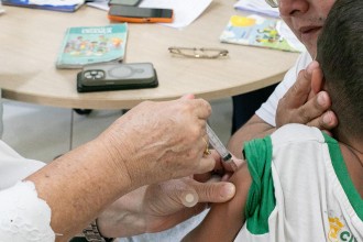 Saúde leva vacinação e orientações para dentro de escola no bairro Osmar Cabral