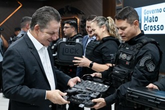 Governo do Estado entrega 1.950 pistolas Glocks a policiais penais de Mato Grosso