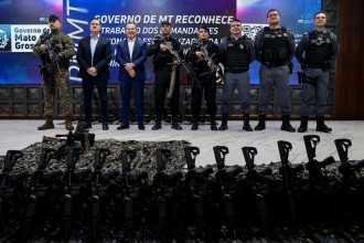 Governo de MT entrega R$ 6 milhões em fuzis, metralhadoras e equipamentos para a Polícia Militar