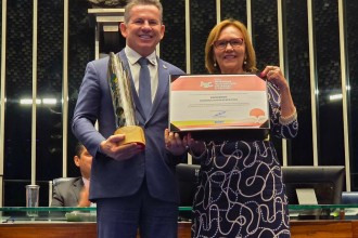 Governador recebe Comenda do Senado por avanço na alfabetização infantil em MT