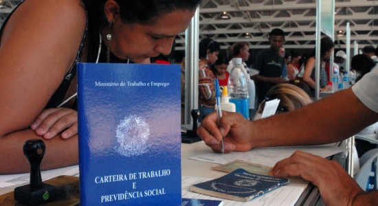 Desemprego cai para 7,9%, menor índice para o trimestre desde 2014