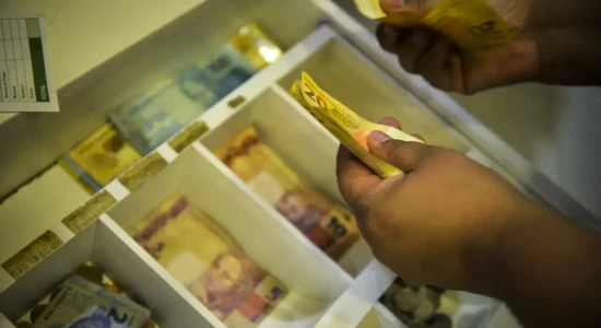 Aposentados e pensionistas começam a receber antecipação do 13º