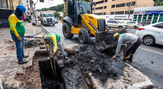 Força-tarefa limpa bocas de lobo na região central de Cuiabá