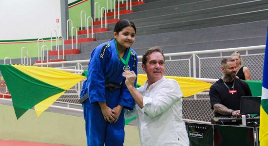 Prefeitura premia vencedores dos Jogos Estudantis 2025