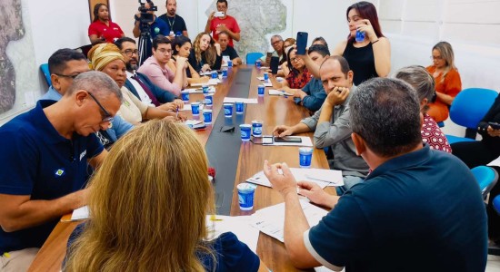 Prefeita sanciona lei e garante recomposição aos servidores da Educação