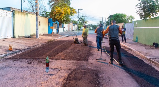 Quatorze bairros recebem operação tapa-buraco em Cuiabá
