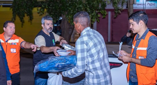 Prefeitura entrega mais de mil cobertores e marmitas em três dias