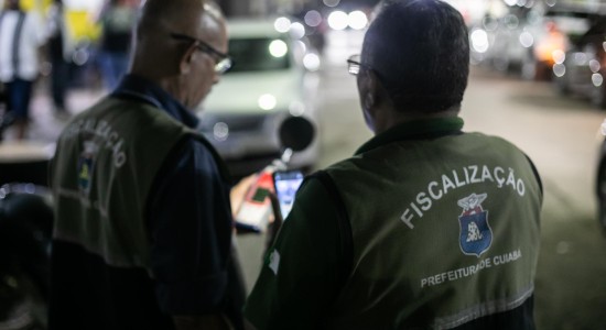 Bares são multados por poluição sonora e mesas na calçada; dois têm atividades suspensas