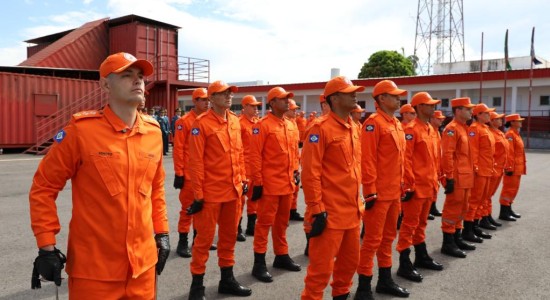 Corpo de Bombeiros de MT adere ao padrão internacional e adota fardamento laranja