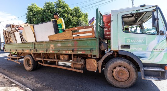Prefeitura percorre 15 bairros com operação Cata-treco esta semana