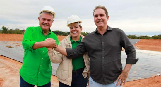 Prefeita Flávia Moretti apresenta obra da ETE ao senador Wellington Fagundes