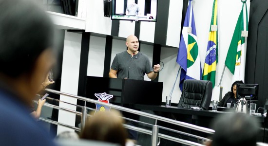 Prefeito debate acolhimento de crianças vítimas de violência na Câmara