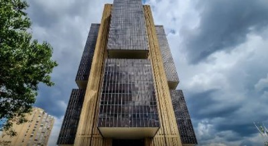 Juros do cartão de crédito sobem a 449,9% ao ano