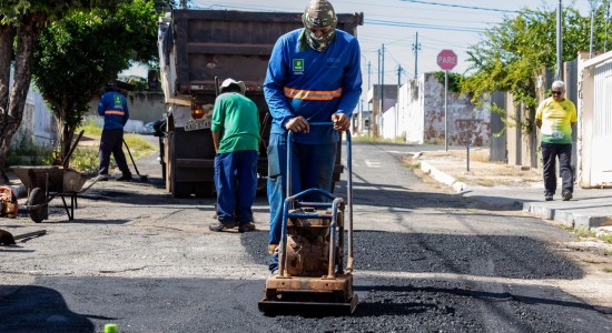 Prefeito e governador discutem instalação de usina de asfalto própria para Cuiabá