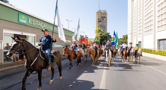 Cavalgada da Expoagro tem participação histórica do prefeito da capital