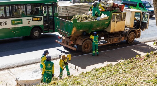 Prefeitura de Cuiabá faz grande operação de limpeza e iluminação no Morro da Luz
