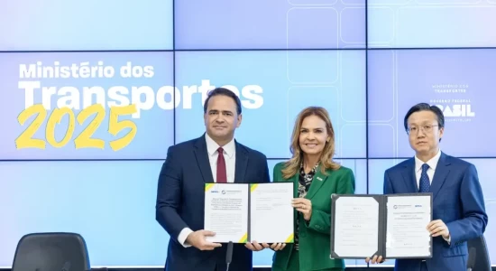 Brasil e China assinam acordo para estudar ferrovia de MT até o Peru