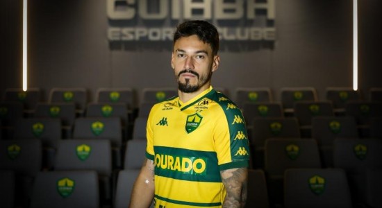 Cuiabá oficializa contratação de meio-campista que atuava na Arábia