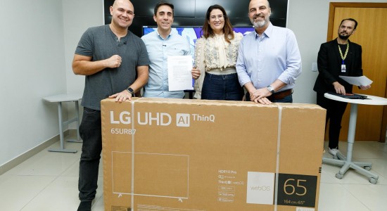 Estado e Prefeitura de Cuiabá entregam 80 Smart TVs para escolas municipais