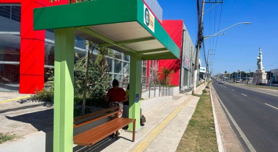 Prefeitura instala novos abrigos de ônibus para maior conforto aos passageiros