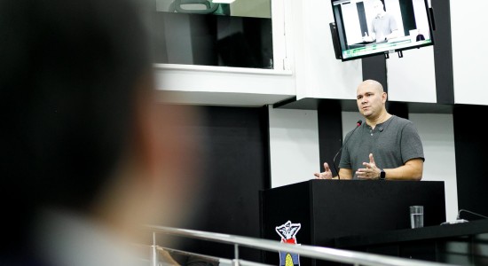 Prefeito apresenta balanço dos seis meses de gestão na Câmara