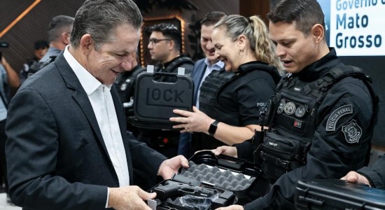 Governo do Estado entrega 1.950 pistolas Glocks a policiais penais de Mato Grosso