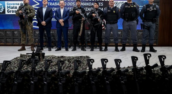 Governo de MT entrega R$ 6 milhões em fuzis, metralhadoras e equipamentos para a Polícia Militar