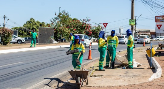Mais de 40 toneladas de lixo são retirados da Miguel Sutil em operação da Limpurb