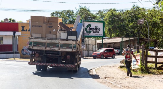 Limpurb intensifica ações contra descarte irregular com Cata-treco em 22 bairros nesta semana