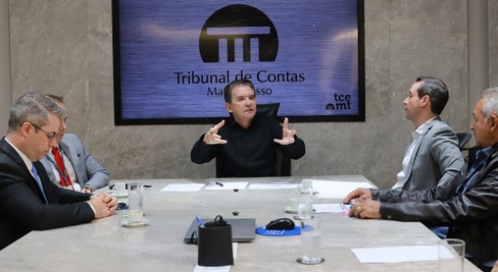 Presidente do TCE-MT recebe balanço das ações da Secretaria de Justiça