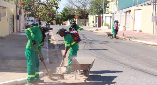 Secretaria executa serviços urbanos em diversos bairros nesta sexta-feira