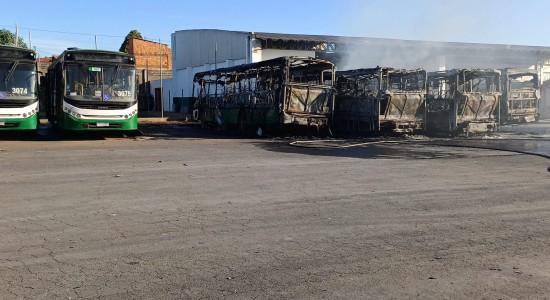 População não será afetada após incêndio atingir seis ônibus da Caribus em Cuiabá