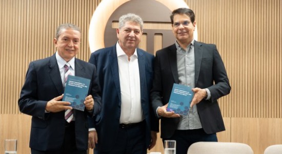Livro lançado no TCE-MT é entregue na XXIII Semana Jurídica do TCE-SP