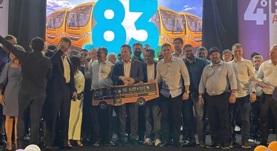 Governo de MT entrega mais 83 novos ônibus para transportar alunos do campo