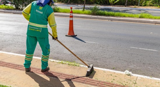 Prefeitura promove operação de limpeza na Av. Fernando Corrêa da Costa