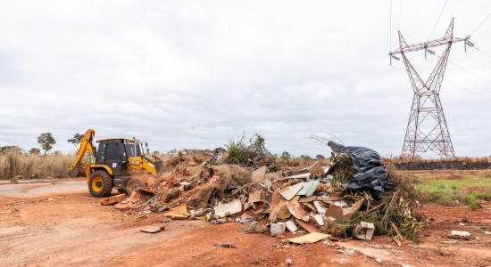 Prefeitura de Cuiabá retira 90 toneladas de descarte irregular no Contorno Leste