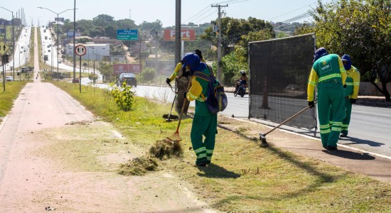 Prefeitura de Cuiabá limpa mais de 100 km em 12 avenidas