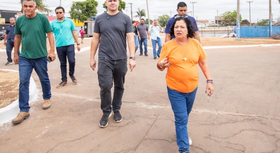 Prefeito, secretário e vereadora visitam obras da Praça do Pedra 90