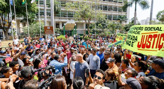Prefeito se reúne com manifestantes do Contorno Leste e detalha assistência às famílias
