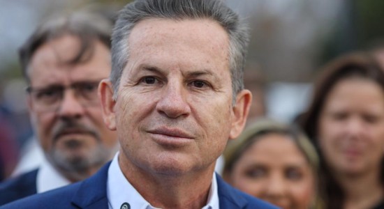 Mauro Mendes recebe comenda por avanços na alfabetização em MT