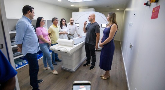 Prefeito entrega aparelho de ressonância e Cuiabá dobra capacidade de exames