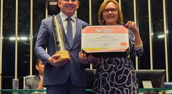 Governador recebe Comenda do Senado por avanço na alfabetização infantil em MT