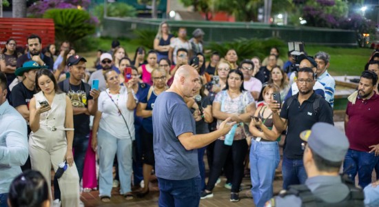 Em reunião na praça, Abilio reforça diálogo e busca consenso com servidores