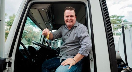 Com indicação do deputado Max, 6 municípios recebem veículos para agricultura familiar