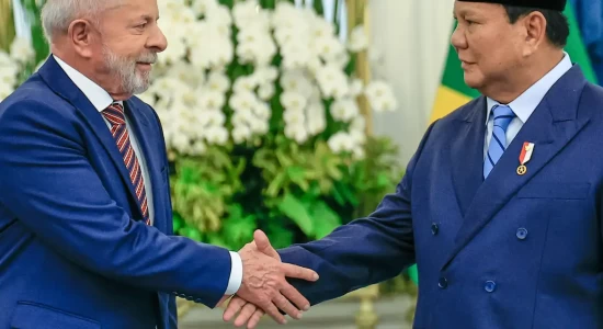 Brasil e Indonésia firmam acordos; Lula confirma candidatura em 2026