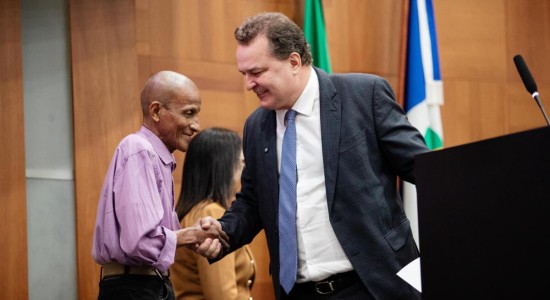 Presidente Max Russi homenageia servidores públicos da ALMT