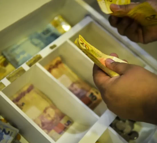 Aposentados e pensionistas começam a receber antecipação do 13º