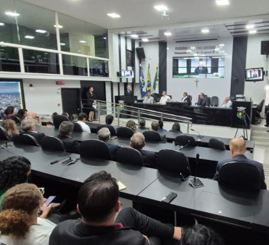 Vereadora Paula Calil homenageia líderes da CDL Cuiabá