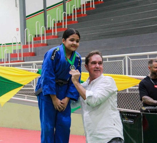 Prefeitura premia vencedores dos Jogos Estudantis 2025